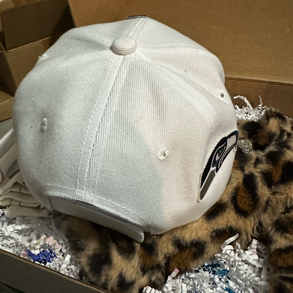 Seattle Seahawks White Super Bowl Champions Hat with Swarovski crystals - Picture 4 of 4